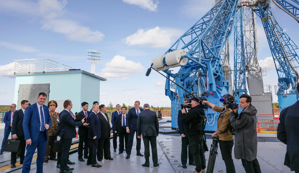 Presiden Rusia Vladimir Putin dan Pemimpin Korea Utara Kim Jong Un (kiri tengah) memeriksa landasan peluncuran roket Soyuz selama pertemuan mereka di kosmodrom Vostochny, luar Kota Tsiolkovsky, sekitar 200 kilometer (125 mil) dari Kota Blagoveshchensk di wilayah Amur timur jauh, Rusia, Rabu (13/9/2023). Korea Selatan menilai kemungkinan besar dukungan Rusia-lah yang memungkinkan Korea Utara menempatkan satelit mata-mata ke orbit untuk pertama kalinya pada minggu ini, dan negara-negara asing dapat mengetahui apakah satelit tersebut dapat melakukan fungsi pengintaian pada awal minggu depan, kata pejabat Seoul pada Kamis, 23 November. (Mikhail Metzel, Sputnik, Kremlin Pool Photo via AP, File)