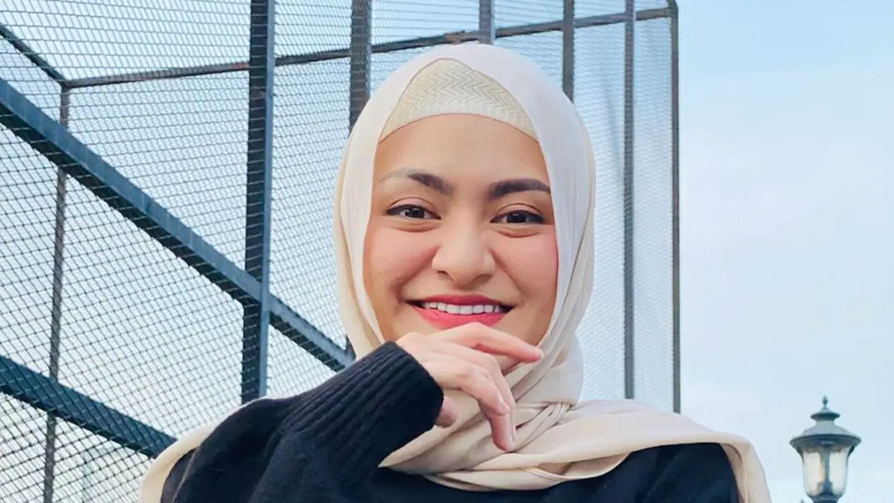 Potret Nathalie Holscher Pakai Hijab. (Sumber: Instagram/nathalieholscher)