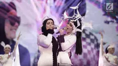 Penampilan duet Syahrini bersama adiknya Aisyahrani dalam acara SCTV Music Awards 2018 di Studio 6 Emtek, Jakarta, Jumat (27/4). Syahrini tampil kompak bersama sang adik saat menghibur penonton di SCTV Music Awards 2018. (Liputan6.com/Faizal Fanani)