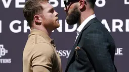 Juara kelas menengah super WBC/WBO/WBA terpadu Canelo Alvarez (kiri) berhadapan dengan Juara Kelas Menengah Super IBF yang tak terkalahkan Caleb Plant saat konferensi pers di Beverly Hills, California, 21 September 2021. Pertarungan keduanya akan berlangsung di Las Vegas. (AP Photo/Mark J. Terrill)