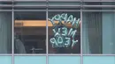 Tamu berdiri di jendela salah satu kamar hotel yang dipasangi tulisan “Happy New Year” di Bundaran HI, Jakarta, Kamis (31/12/2020). Hotel menjadi alternatif bagi warga yang untuk merayakan pergantian malam Tahun Baru. (merdeka.com/Imam Buhori)