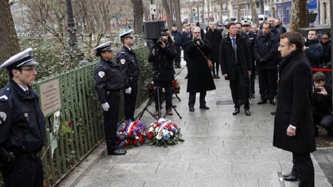Emmanuel Macron memimpin jalannya upacara peringatan tiga tahun tragedi Charlie Hebdo. (AP)