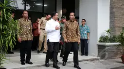 Presiden Joko Widodo (kanan) berbincang dengan Mendikbud Anies Baswedan disela kunjungannya meninjau pelaksanaan Ujian Nasional (UN) di SMKN 1, Jakarta, Selasa (14/4/2015). (Liputan6.com/Faizal Fanani)