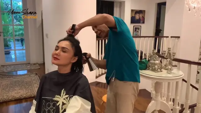 Momen Yuni Shara potong rambut di rumah