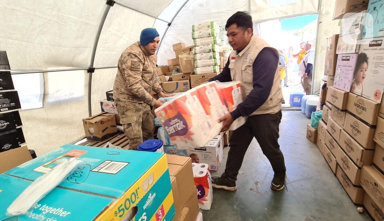 Organisasi Kemanusiaan Bulan Sabit Merah Indonesia atau BSMI mengirimkan bantuan khusus anak dan manula yang tinggal di kem pengungsian gempa Turki, di taman Ataturk, Kahramanmares, Turki, Selasa (21/2/2023). Bantuan ketiga ini disalurkan setelah melihat kondisi pengungsian di Taman Ataturk dimana terdapat mayoritas anak dan manula. (Liputan6.com/Andry Haryanto)