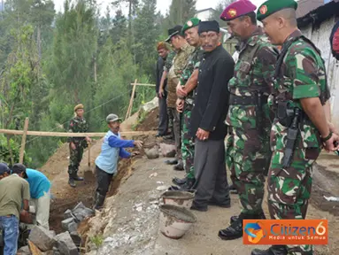 Citizen6, Pasuruan: TMMD kali ini di kerjakan di tiga dusun, yaitu Dusun Junggo, Baledono dan Purwono, Kecamatan Tosari. Semua pembangunan untuk menyadarkan masyarakat agar senantiasa memotivasi pembangunan daerah sendiri. (Pengirim: Penkobangdikal)