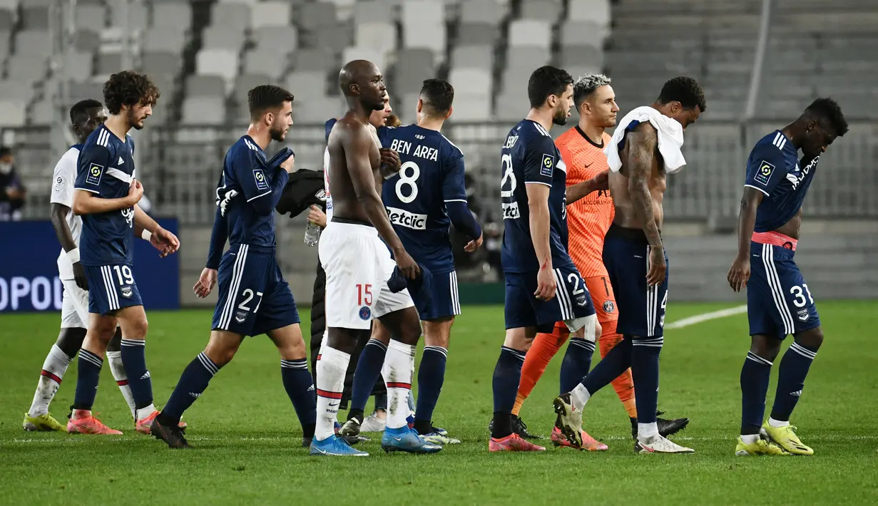 Para pemain Bordeaux tertunduk lesu usai ditaklukkan Paris Saint-Germain (PSG) pada laga Liga Prancis di Stadion Matmut Atlantique, Rabu (3/3/2021). PSG menang dengan skor 1-0. (Photo by Philippe LOPEZ / AFP)