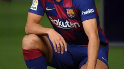 Penyerang baru Barcelona, Martin Braithwaite berpose selama presentasi dirinya di Barcelona, Spanyol (20/2/2020). Barcelona membutuhkan tambahan tenaga karena dua striker mereka Luis Suarez dan Ousmane Debele cedera secara bersamaan. (AFP/Josep Lago)