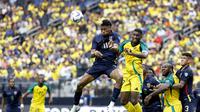 Penyerang Ekuador Kevin Rodr&iacute;guez menyundul bola dari bek Jamaika Damion Lowe selama pertandingan sepak bola grup B turnamen Conmebol 2024 Copa America antara Ekuador dan Jamaika di Allegiant Stadium di Las Vegas, Nevada, pada 26 Juni 2024.Chris CODUTO / AFP