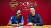 Raheem Sterling (kiri) berfoto bersama Direktur Olahraga Arsenal, Edu Gaspar, saat menandatangani kontrak peminjaman selama satu musim, Jumat (30/8/2024). (X/Arsenal)
