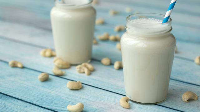 [Bintang] Buat yang Alergi Susu Sapi, Ini 5 Pilihan Penggantinya