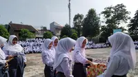 Siswa SMKN 3 Sukabumi jalankan program donasi seribu sehari. (Liputan6.com/Fira Syahrin)