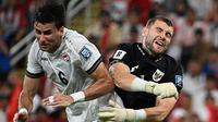Kiper Timnas Indonesia, Maarten&nbsp;Paes (kanan), berduel dengan pemain Timnas Irak, Munaf Younus (kiri), dalam pertandingan kualifikasi Grup B Piala Dunia antara Irak dan Indonesia di Stadion Alinma Bank, King Abdullah Sports City, Jeddah, Arab Saudi,&nbsp;Minggu (12-10-2025) dini hari WIB. (Foto AP/Ali Issa)