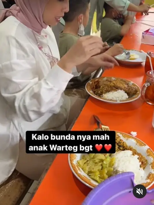 Tya Ariestya mencontohkan anak-anaknya cara menikmati makan di warteg, yaitu tanpa sendok alias menggunakan tangan langsung. (Foto: Instagram/@tya_ariestya)