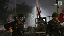 Bendera Merah Putih terbalik akibat kericuhan antara massa aksi dengan personil kepolisian yang berusaha menghalau massa yang berlaku anarkis di sekitar Gedung Bawaslu, Jalan MH Thamrin, Jakarta, Rabu (22/5/2019). Aksi unjuk rasa yang dimotori GNKR berakhir ricuh. (Liputan6.com/Helmi Fithriansyah)