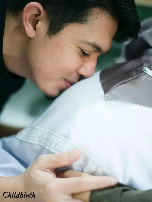 "Sampai ruang operasi sih belum ada rasa gimana-gimana gitu, biasa aja. Tapi pas udah ganti baju, mulai tegang. Pikiran semua campur aduk di situ, liat Kia udah pakai baju operasi, kok tambah deg-degan lagi," kata Irwansyah. (Instagram/irwansyah_15)