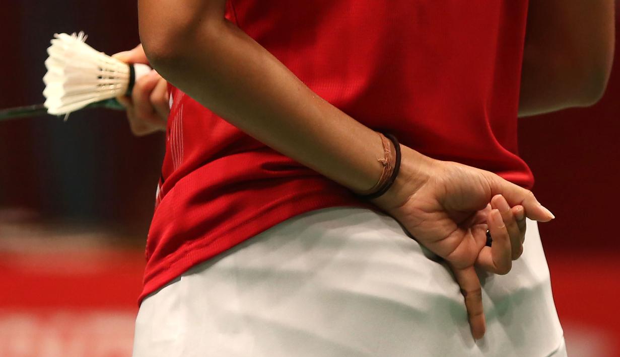 Isyarat jari tangan Nitya kepada Greysia sebelum melakukan servis. (Bola.com/Arief Bagus)