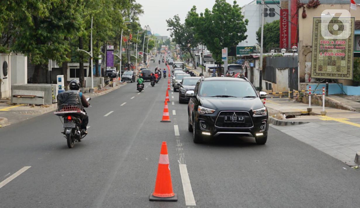 Suasana lalu lintas Jalan Kemang Raya, Jakarta, Selasa (29/10/2019). Sudin Perhubungan Jaksel melakukan rekayasa lalu lintas sistem dua lajur dan satu lajur di Jalan Kemang Raya yang bertujuan untuk mengurai kepadatan kendaraan di kawasan tersebut. (Liputan6.com/Immanuel Antonius)