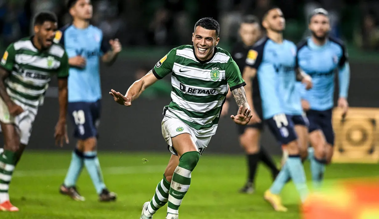 Pedro Porro. Bek kanan Spanyol milik Sporting Lisbon berusia 23 tahun ini resmi didapatkan Tottenham Hotspur pada 31 Januari 2023 berstatus pinjaman hingga akhir musim 2022/2023. Tottenham Hotspur berkewajiban mempermanenkannya pada awal musim 2023/2024 dengan nilai transfer 45 juta euro atau setara Rp733 miliar dengan durasi kontrak selama lima setengah tahun. (AFP/Patricia De Melo Moreira)