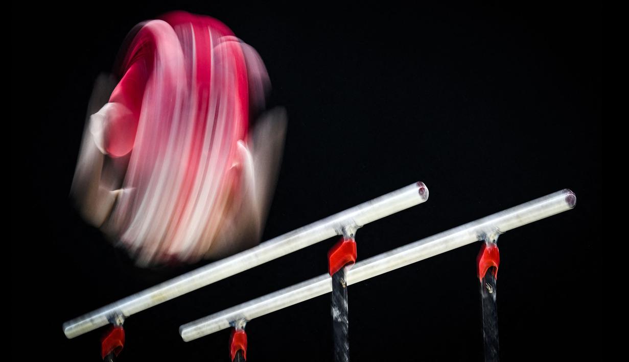 Pesenam Inggris, James Hall berkompetisi saat babak kualifikasi nomor palang sejajar putra pada Kejuaraan Dunia Senam Artistik 2022 di Liverpool, Inggris pada 31 Oktober 2022. (AFP/Paul Ellis)