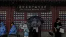 Badai terkuat yang menerjang negara berjuluk tirai bambu itu menyebabkan ribuan orang di Beijing harus dievakuasi. (AP Photo/Andy Wong)