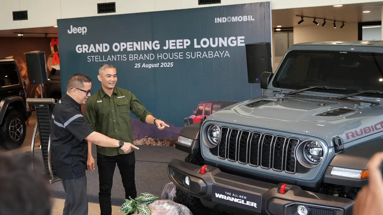 Ario Soerjo, COO of Jeep dan Yusea Kurnia, Brand Head of Stellantis Brand House Ahmad Yani berfoto bersama Jeep Wrangler 4 Door Rubicon (Jeep)