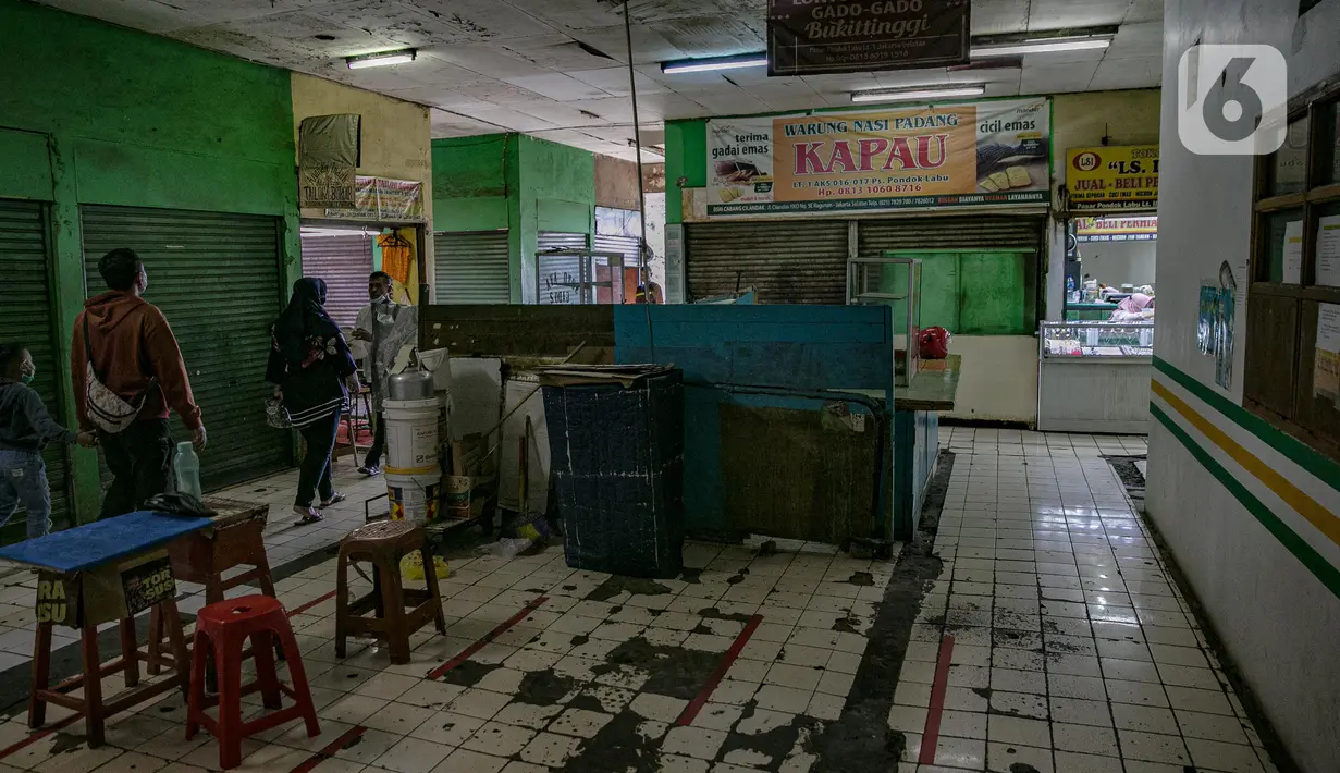 Pengunjung terlihat berjalan di dalam Pasar Pondok Labu, Jakarta, Rabu (10/2/2021). Satu pedagang dinyatakan positif Covid-19, meski begitu pengelola Pasar Pondok Labu tetap melanjutkan operasional pasar sambil melakukan penyemprotan cairan disinfektan selama tiga hari. (Liputan6.com/Faizal Fanani)