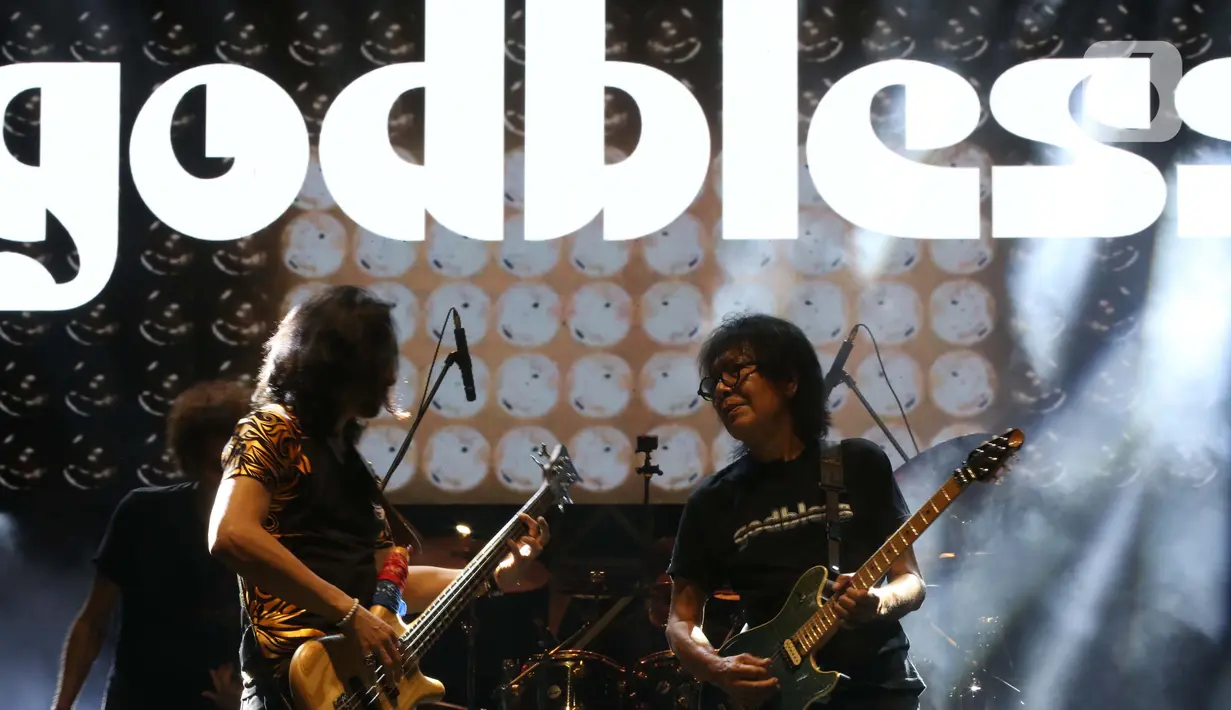 Selanjutnya, God Bless tampil membawakan lagu Kehidupan, Panggung Sandiwara, Menjilat Matahari, Bis Kota serta Rumah Kita. (Liputan6.com/Helmi Fithriansyah)