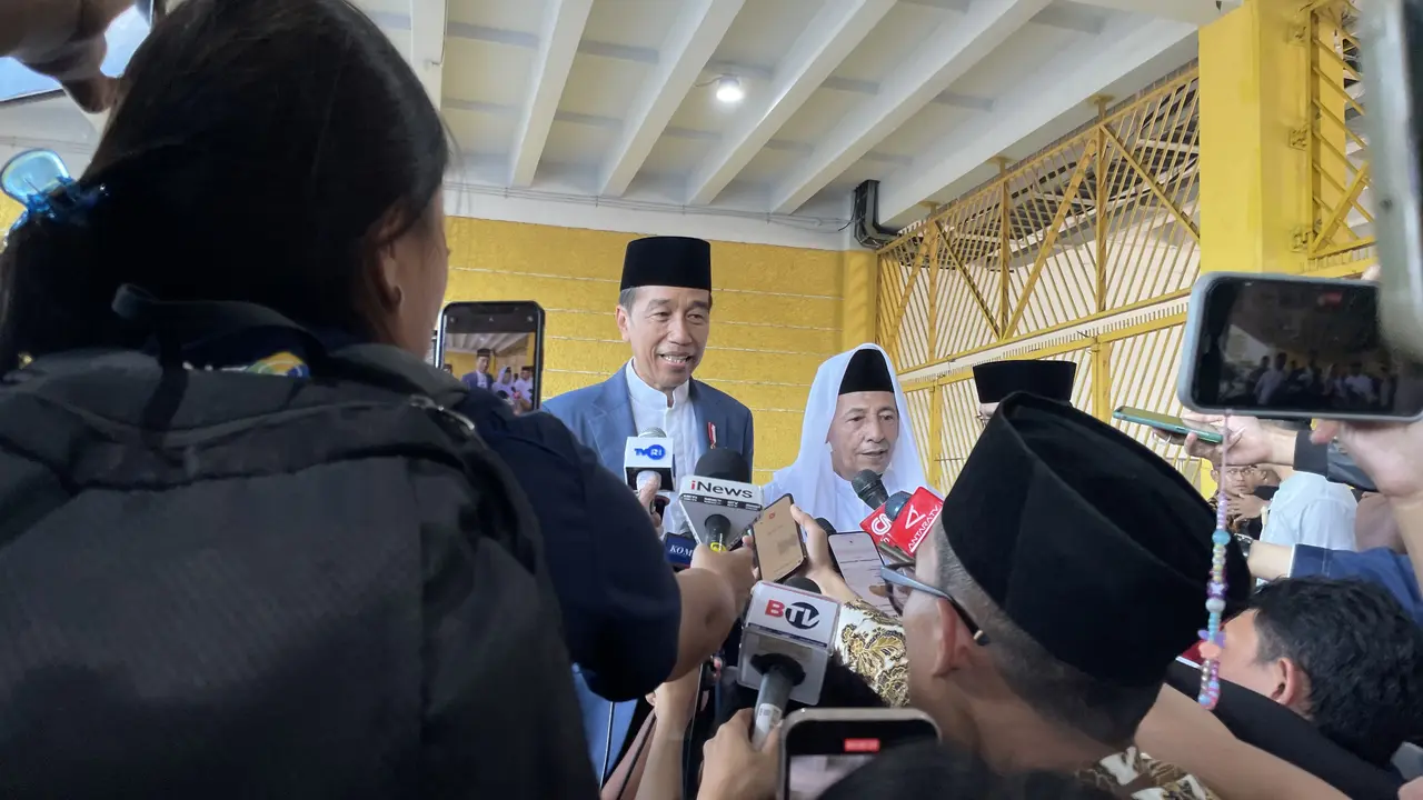 Presiden Joko Widodo atau Jokowi menepis isu sejumlah Menteri Kabinet Indonesia Maju (KIM) mundur dari jabatan.