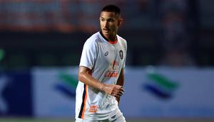 Aksi pemain Ratchaburi FC, Faiq Jefri Bolkiah, dalam pertandingan uji coba melawan Persija Jakarta yang berlangsung di stadion Patriot Candrabhaga, Bekasi, Minggu (25/6/2023). (Bola.com/M Iqbal Ichsan)