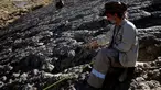 Paleontolog Sebastian Apesteguia mengukur jejak kaki dinosaurus yang ditemukan di Maragua, Bolivia (21/7). Jejak kaki dinosaurus diduga berusia 80 juta tahun tersebut berdiameter 1,2 meter. (REUTERS/ David Mercado)