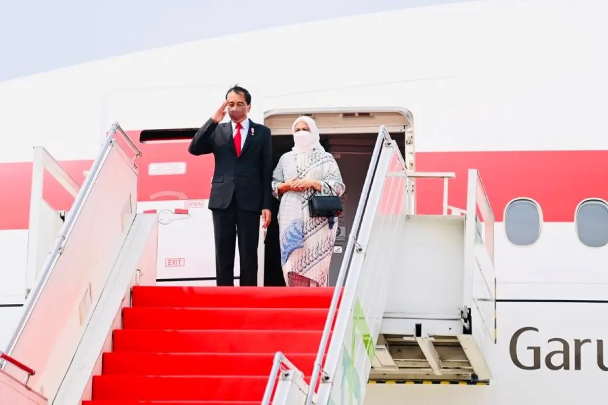 Presiden Jokowi didampingi Ibu Negara Iriana bertolak menuju Beijing