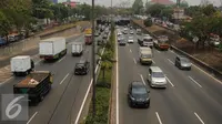 Sejumlah kendaraan melintas di ruas Jalan Tol Lingkar Luar Jakarta, Kamis (29/10/2015).Akhir Oktober 2015, sejumlah ruas jalan tol akan mengalami kenaikan sebesar 10 hingga 11 persen. (Liputan6.com/Helmi Fithriansyah)