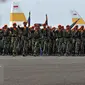 Sejumlah Prajurit TNI AU berjalan menuju lokasi upacara peringatan Hari Ulang Tahun ke-70 TNI AU di Pangkalan Udara Halim Perdanakusuma, Jakarta, Kamis (9/4). Sejumlah atraksi ditampilkan oleh prajurit TNI AU. (Liputan6.com/Johan Tallo)