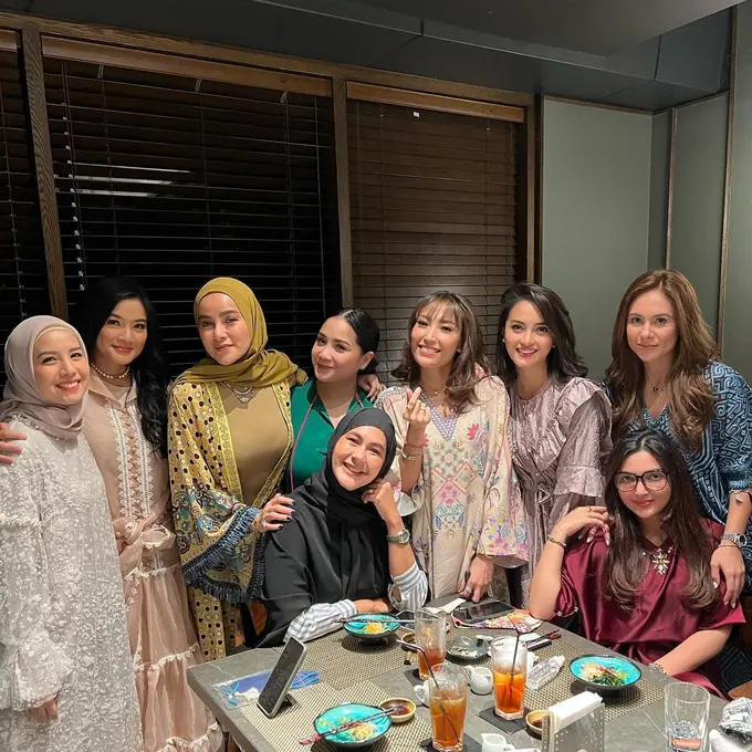 Titi Kamal, Nagita Slavina, Ayu Dewi hingga Wulan Guritno terlihat kompak dalam acara buka puasa bersama (Foto: Instagram @ririnekawati)