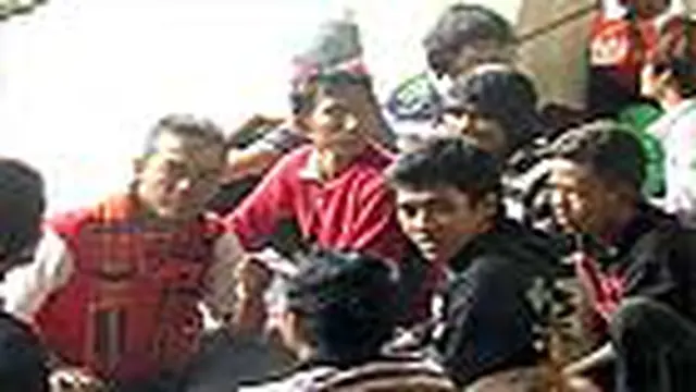 Suporter Timnas Bertahan di Stasiun Senen