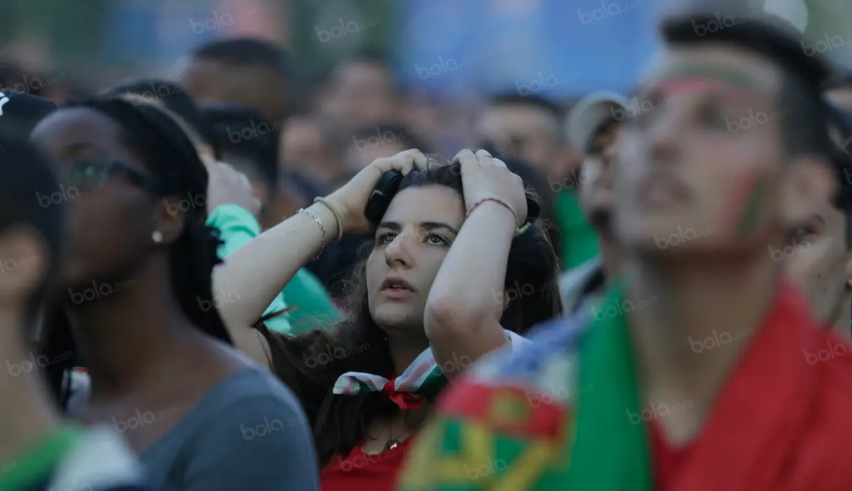 Dengan ekspresi ketegangan wanita ini menanti gol yang diharapkannya mampu dicetak oleh Cristiano Ronaldo saat melawan Croatia. (Bola.com/Vitalis Yogi Trisna)