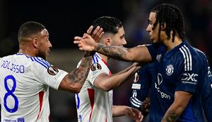 Bek Manchester United, Leny Yoro (kanan), pada laga kontra Olympique Lyon pada laga leg pertama perempat final Liga Europa di&nbsp;Groupama Stadium, Jumat (11/4/2025) dini hari WIB. Dalam duel itu, Leny menyumbangkan satu gol tetapi MU harus puas bermain imbang 2-2 kontra Lyon. (AFP/Olivier CHASSIGNOLE)