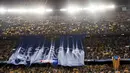 Suporter memasang banner  RESPECT diantara bendera "Estelada" (bendera separatis Catalan) sebelum laga Liga Champions grup E antara Barcelona dan Bate Borisov di Stadion Camp Nou, Barcelona, Spain, Rabu (4/11/2015). (REUTERS/Albert Gea)