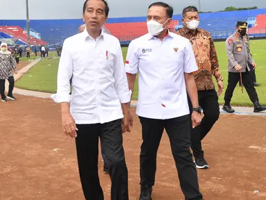 Presiden Jokowi meninjau langsung kondisi Stadion Kanjuruhan di Kabupaten Malang, Rabu (5/10/2022). (AFP/Handout/Indonesia Presidential Palace)