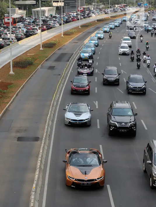 Mobil BMW i8 Roadster, i8 Coupe dan BMW i3s mengawal konvoi mobil listrik jelang jadwal pelaksanaan balap mobil listrik atau Formula E 2020 di kawasan Sudirman, Jakarta, Jumat (20/9/2019). Anies disopiri oleh pembalap Formula 2 yakni Sean Gelael. (Liputan6.com/Fery Pradolo)