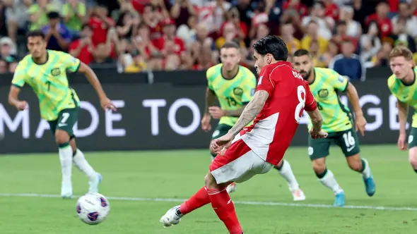 Kevin Diks menendang penalti ke gawang Australia namun gagal. Timnas Indonesia kalah 1-5 di Allianz Stadium, Sydney, Kamis (20/3/2025). (AFP/David Gray)