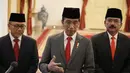 Presiden Joko Widodo (tengah) bersama Menteri Perdagangan Zulkifli Hasan (kiri) dan Menteri Agraria dan Tata Ruang/Kepala Badan Pertanahan Nasional Hadi Tjahjanto memberikan keterangan usai melantik menteri dan wakil menteri baru di Kabinet Indonesia Maju, Istana Negara, Jakarta, Rabu (15/6/2022). (AP Photo/Achmad Ibrahim)