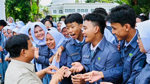 Ratusan pelajar Forum OSIS Jawa Barat (FOJB) berkunjung ke Istana Kepresidenan Jakarta dan bertemu langsung dengan Presiden Prabowo.