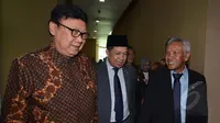 Menteri Dalam Negeri Tjahjo Kumolo (kiri) berbincang dengan Wakil Ketua DPR Fahri Hamzah usai mengikuti sidang paripurna, Jakarta, Selasa (17/2/2015). Dalam rapat tersebut DPR mengesahkan revisi UU Pilkada dan UU Pemda.  (Liputan6.com/Andrian M Tunay)