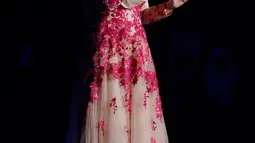 Penampilan Siti Nurhaliza saat membawakan lagu saat Konser Raya 21 Tahun Indosiar, Istora Senayan, Jakarta (11/1/2016). Tampil sederhana mengenakan busana hijab berwarna cokelat bertabur kembang berwarna merah. (Liputan6.com/Gempur M Surya)