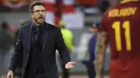 Ekspresi pelatih AS Roma, Eusebio Di Francesco saat timnya gagal mencetak gol melawan Atletico Madrid pada laga grup C Liga Champions di Olympic stadium, Rome (12/9/2017). AS ROma bermain imbang 0-0 dengan Atletico. (AP/Alessandra Tarantino)