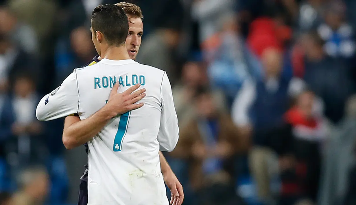 Kapten Tottenham, Harry Kane memeluk pemain Real Madrid, Cristiano Ronaldo setelah berakhirnya laga lanjutan babak penyisihan Grup H Liga Champions di Santiago Bernabeu, Selasa (17/10). Madrid berbagi angka dengan Tottenham 1-1.  (AP/Francisco Seco)