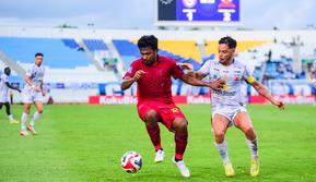 Pertandingan lanjutan BRI Super League 2025/2026 antara Arema FC melawan Madura United lekat dengan aroma nostalgia. Laga tersebut berlangsung di Stadion Kanjuruhan, Malang, Selasa (23/12/2025). (Bola.com/Iwan Setiawan)