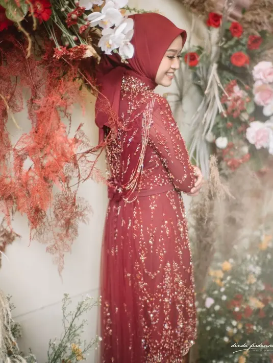 Alca mengenakan kebaya tunik full payet rancangan desainer kebaya Dinda Firdausa. Kebaya ini memiliki detail kerah model cheongsam dengan aksen payet warna emas serta aksen slit V pada bagian bawah kebaya. (Instagram/ dindafirdausa.kebaya).